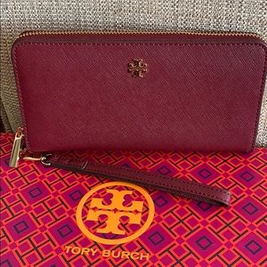 Tory Burch Emerson Wristlet Zip Continental Garnet